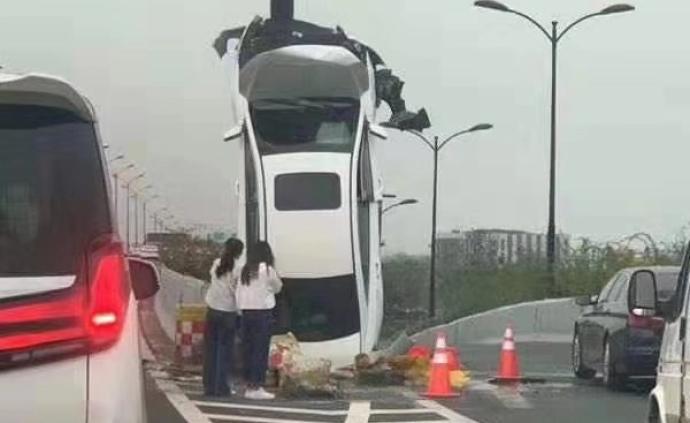 女子駕車撞上指路牌，車頭“沖上云霄”