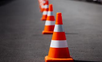 汕头交警通报“摩托车逃避检查逆行”：司机19岁，无驾驶证