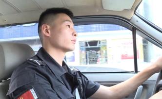警車秒變救護車，老人獲救病床上寫感謝信