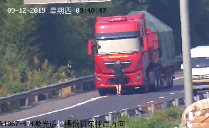 货车高速倒车,副驾驶人肉挡号牌躲监控