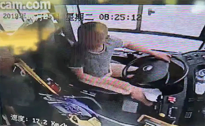 乘客提前下車遭拒掌摑公交司機，被判刑