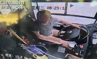 乘客提前下車遭拒掌摑公交司機，被判刑