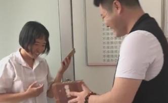 硬核節(jié)日禮物：祖孫三代自制35只木質(zhì)鋼筆謝師恩