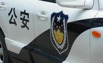 石狮男子工作不顺取十余万现金抛撒，冷静后希望捡钱群众归还