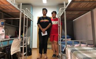 武漢一高校建校15年首迎身高超2米新生，學校定制加長床
