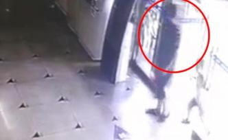 男子3次遺棄親生兒，只為逼妻子現(xiàn)身