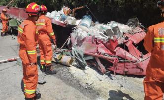 溫州泰順半掛車撞到路邊巖壁，人員被變形車頭卡住，消防救援