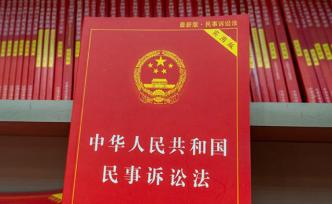 西安一男子当庭抡凳要打律师，女书记员挺身而出阻挡并呵斥