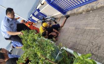 小伙坐上大橋欄桿欲輕生，消防隊員假扮外賣小哥靠近一把救下