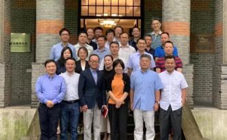 运用比较方法，研究好当前中国转型与发展的政治经济学问题