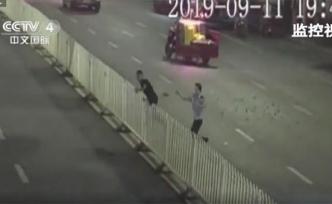 堪比動作大片！輔警15秒內(nèi)數(shù)次跨欄抓嫌犯被稱“柵欄哥”