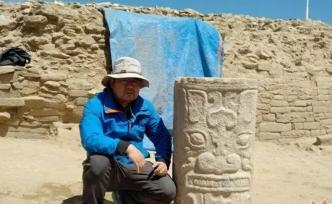 四千年前的石峁遺址地面，神面紋石立柱依然矗立