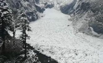 入秋初雪，四川海螺溝景區(qū)銀裝素裹