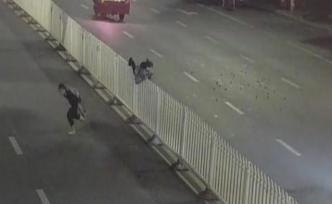 車流中，輔警15秒內(nèi)3次跨欄捉賊