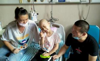 4歲女孩患重癥，化療后掉光頭發(fā)和眉毛，笑說(shuō)自己變成男孩