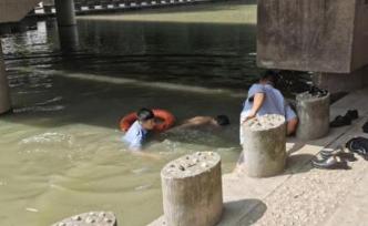 17岁小伙砸手机后“叛逆”跳河，浙江海宁民警辅警协力救人