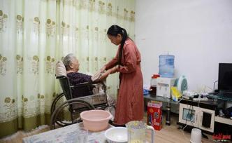 帶著癱瘓奶奶上大學的成都女孩明年畢業(yè)：想邊工作邊照顧家人