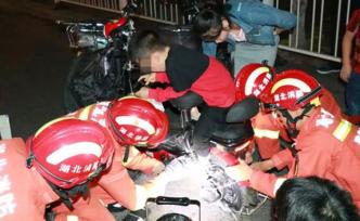 宜昌6歲男童腳卡電動車哭叫，消防員讓玩“吃雞”分散注意力