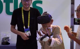 老人逛科技展感慨变化大：为祖国点赞