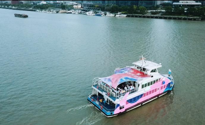 上海黃浦江上現(xiàn)“紅色巨魚”擺渡輪