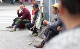 工人日報聚焦農(nóng)民工超齡化：不是“閑不住”，而是“不能閑”