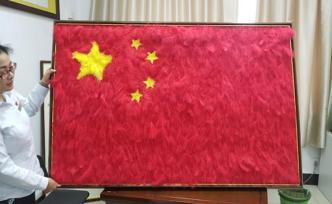 江苏一动物园用鸟类羽毛拼成五星红旗：象征祖国的温暖