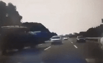 滬寧高速上調(diào)頭逆行，同車女子驚恐尖叫