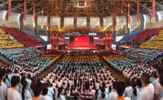南京幾十高校共辦開學(xué)典禮，市委書記給20萬新生送“禮包”
