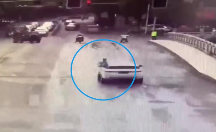 無牌路虎拖拽交警30多米,無證司機被抓