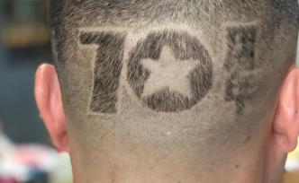 理發(fā)師在顧客頭上雕“70”字樣致敬祖國