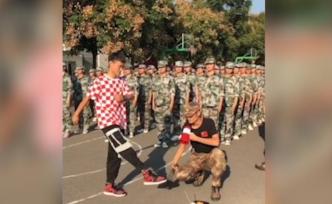學(xué)長吃水果誘惑軍訓(xùn)新生，教官抓其一起練