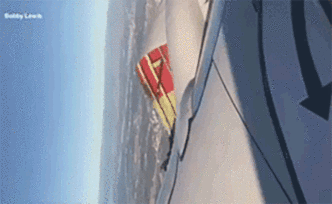 美联航一架波音737紧急返航，引擎盖飞行时被掀开