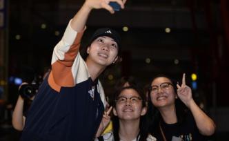 凱旋！女排姑娘們回家了