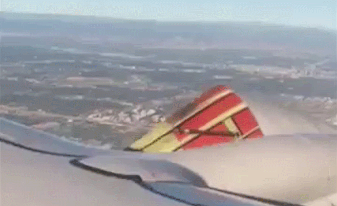 美聯(lián)航737引擎故障，蒙皮空中被掀開