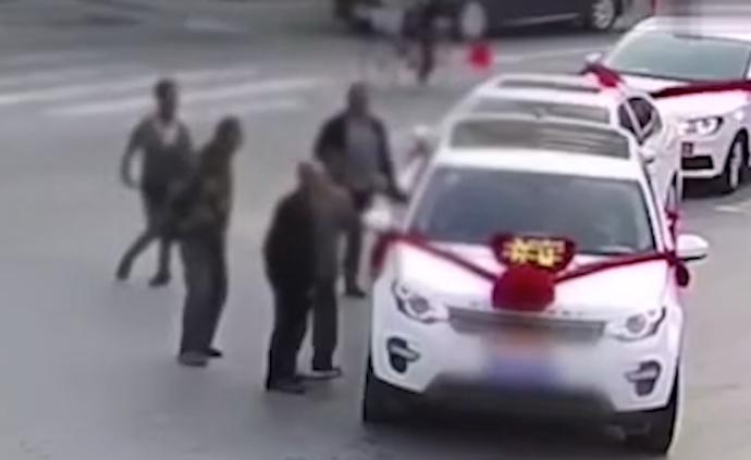 結(jié)伴攔婚車不給喜錢不讓走，7人被拘