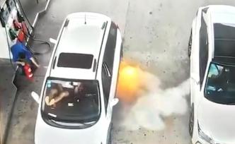 轎車加油站內(nèi)突起火，員工教科書式救火