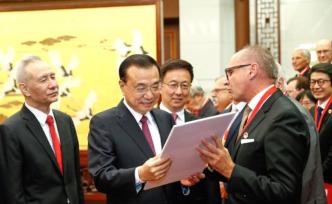 李克強會見中國政府友誼獎獲獎外國專家，韓正參加會見