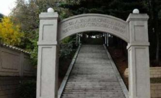 中國(guó)駐朝鮮大使館祭掃檜倉(cāng)烈士陵園