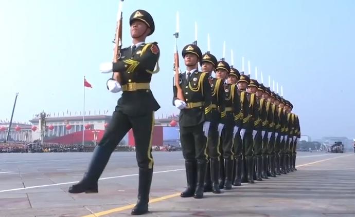 国庆丨60名标兵昂首行进,脚步铿锵