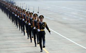 60名阅兵标兵向全世界展露“硬功夫”：全程站立纹丝不动