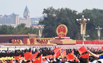 以“同心共筑中國夢”為主題的群眾游行開始