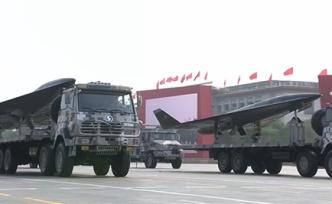 大閱兵｜高空高速無人機首次露面，信息化作戰效能的倍增器