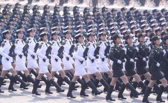 國慶圖集④｜女兵方隊(duì)：新中國國慶閱兵史上首次出現(xiàn)女將軍