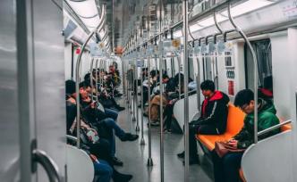 我現(xiàn)在學(xué)會新歌，全靠別人手機(jī)外放