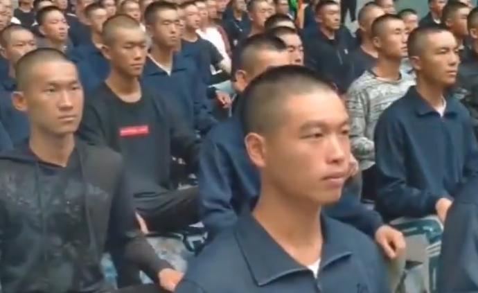 坐得筆挺！海軍方隊(duì)把候車廳變成閱兵場