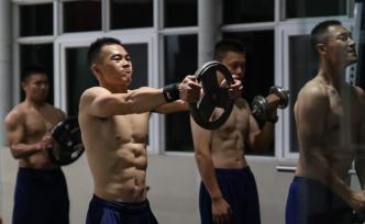 初心使然，他們從軍人到警察、小說家、健身教練再到消防員