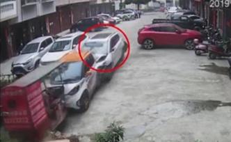車內(nèi)“醒酒”被叫醒，車主逃離時(shí)連撞9車