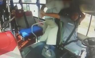 沒有站牌乘客要下車，被拒后用茶杯砸司機(jī)