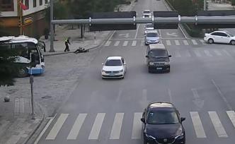 云南香格里拉一輔警在執(zhí)勤崗位暈倒，警民聯(lián)合施救