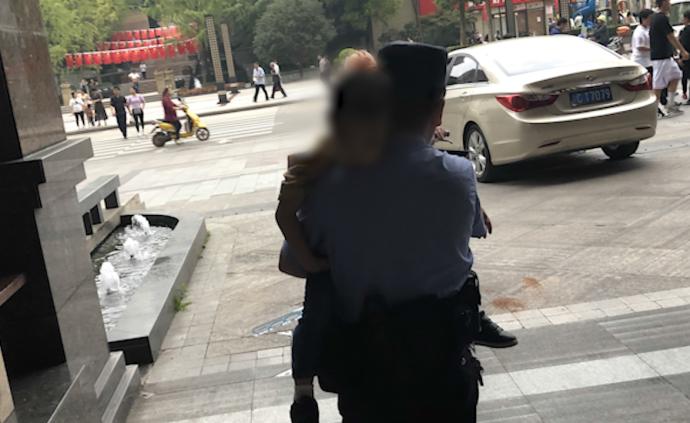 粗心妈打麻将忘了娃,小孩走失睡大街